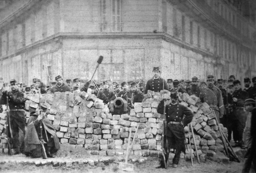 Pariserkommunens barrikade ved Voltaire og Lenoir, 1871. Creative Commons.