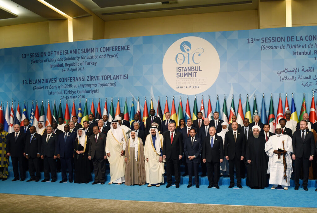 Familiefoto af det 13. topmøde for Organisationen for Islamisk Samarbejde (OIC) i Istanbul, Tyrkiet 2016. OIC varetager fælles muslimske interesser, men nationalstaternes egne interesser vægter og har altid vægtet langt højere end et fælles økonomisk, politisk og kulturel samarbejde. Kilde: Prezident.az, https://en.president.az/articles/19423. Creative Commons.